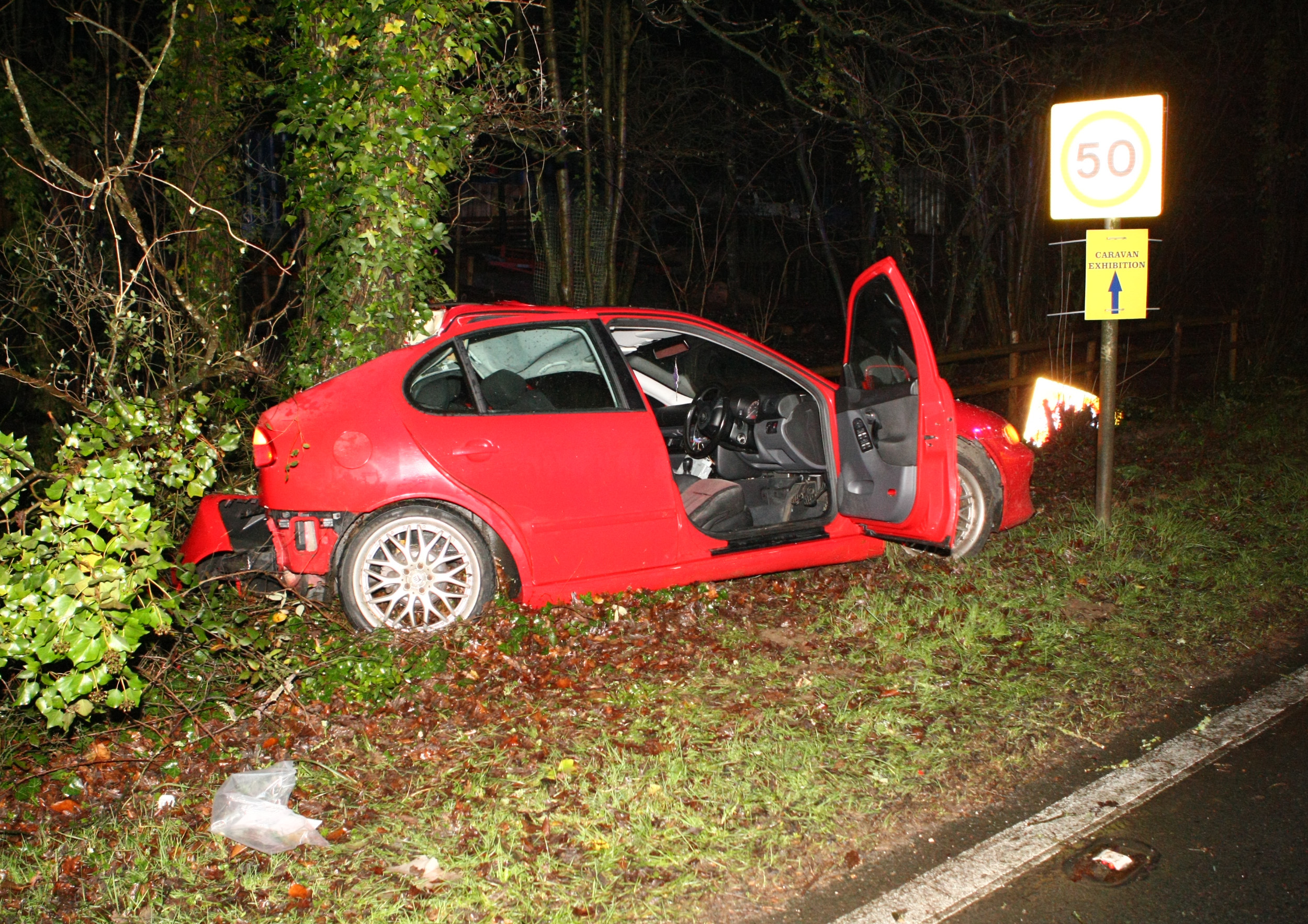 CAR CRASHES INTO TREE ON BEAPER SHUTE