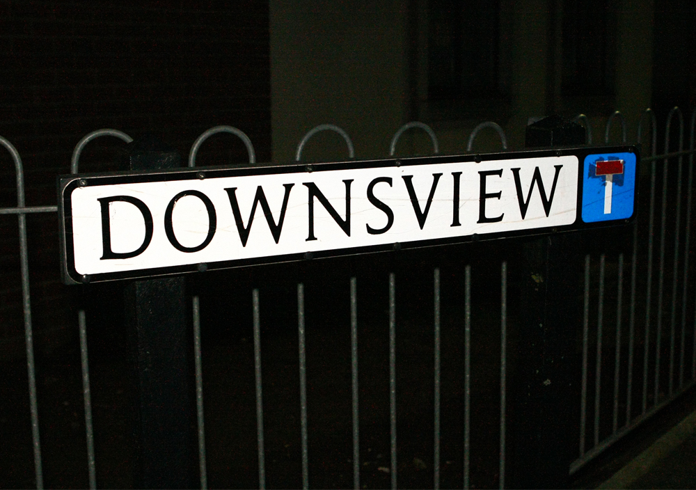 ARMED POLICE SURROUND PROPERTY IN SANDOWN