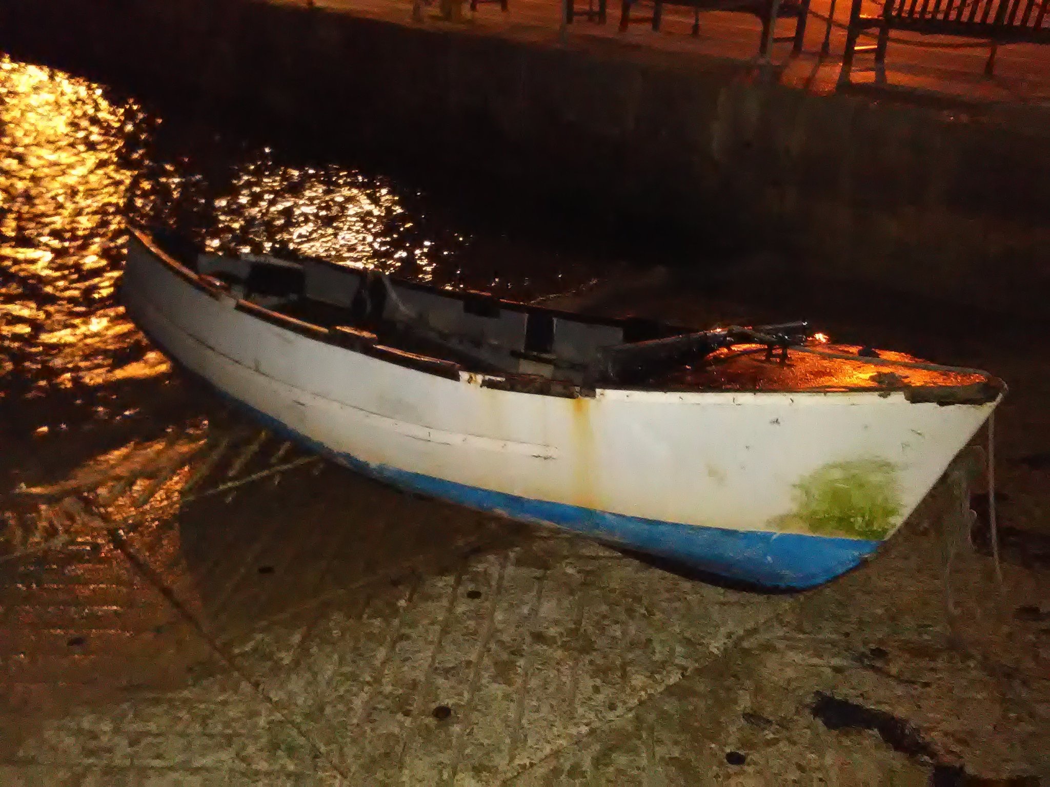 YARMOUTH LIFEBOAT RECOVER DINGHY FROM BOULDNOR