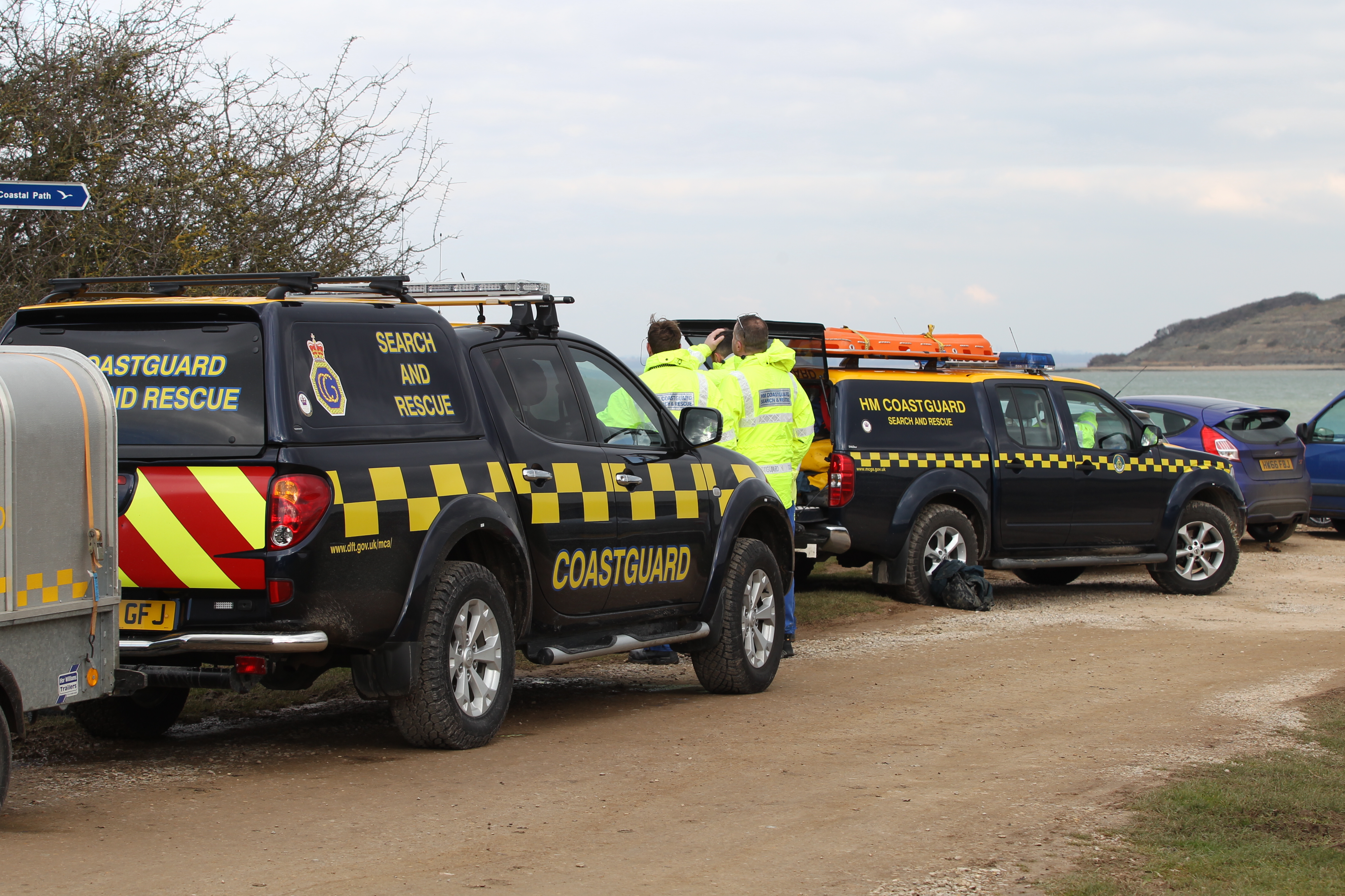 3 PEOPLE STUCK IN THE MUD AT THORNESS BAY