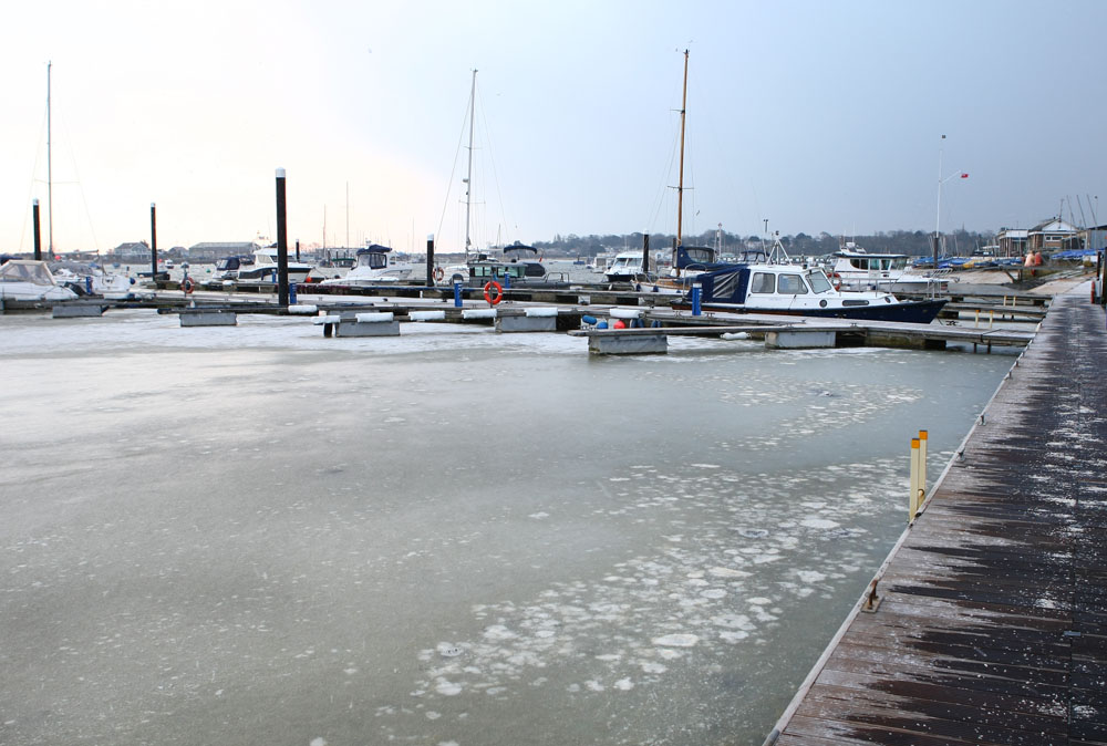 BEMBRIDGE HARBOUR FREEZES UP AS COLD SNAP CONTINUES