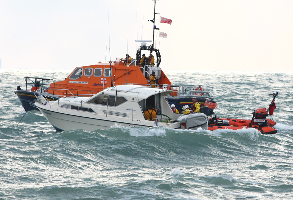 BEMBRIDGE AND SANDOWN LIFEBOATS CALLED TO BOAT TAKING ON WATER
