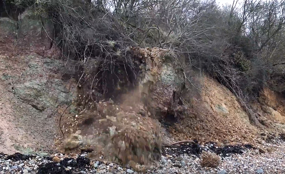 WET WEATHER RESULTS IN SMALL LANDSLIP AT BEMBRIDGE
