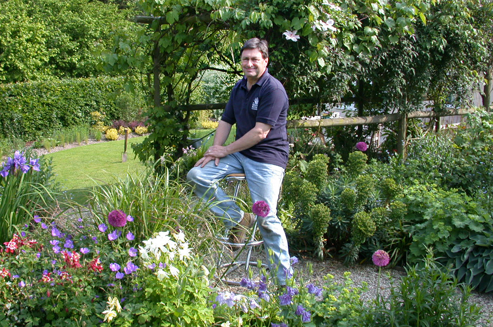 TITCHMARSH CALLS FOR ISLANDERS TO ‘MAKE A METRE FOR POLLINATORS’