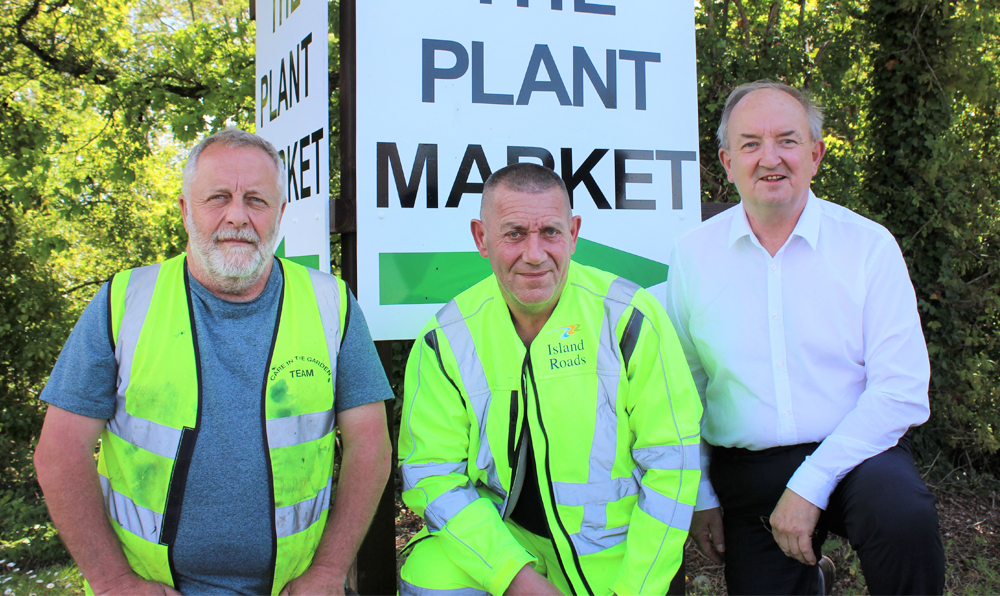 ISLAND ROADS HELPS COMMUNITY GARDEN GROW