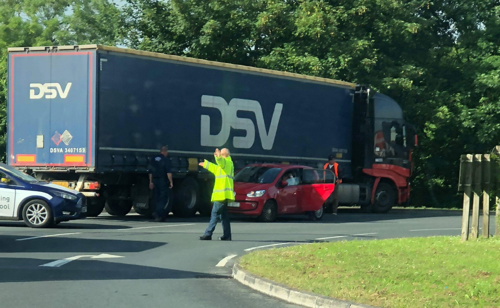 LORRY AND CAR INCIDENT CAUSES RUSH HOUR DELAYS