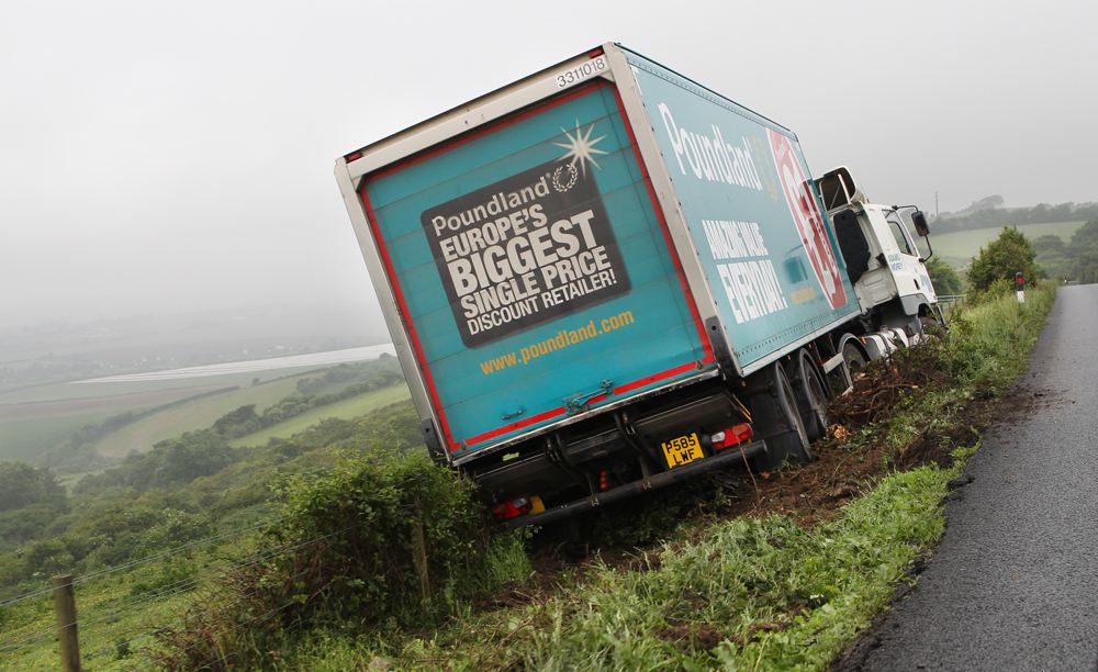 LORRY LEAVES THE CARRIAGEWAY ON MERSLEY DOWN