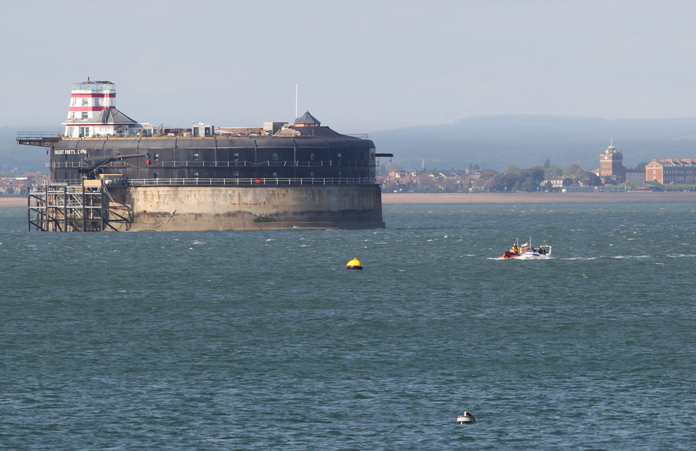 RYDE INSHORE RESCUE GO TO THE AID OF DRIFTING BOAT WITH 3 PERSONS ON BOARD