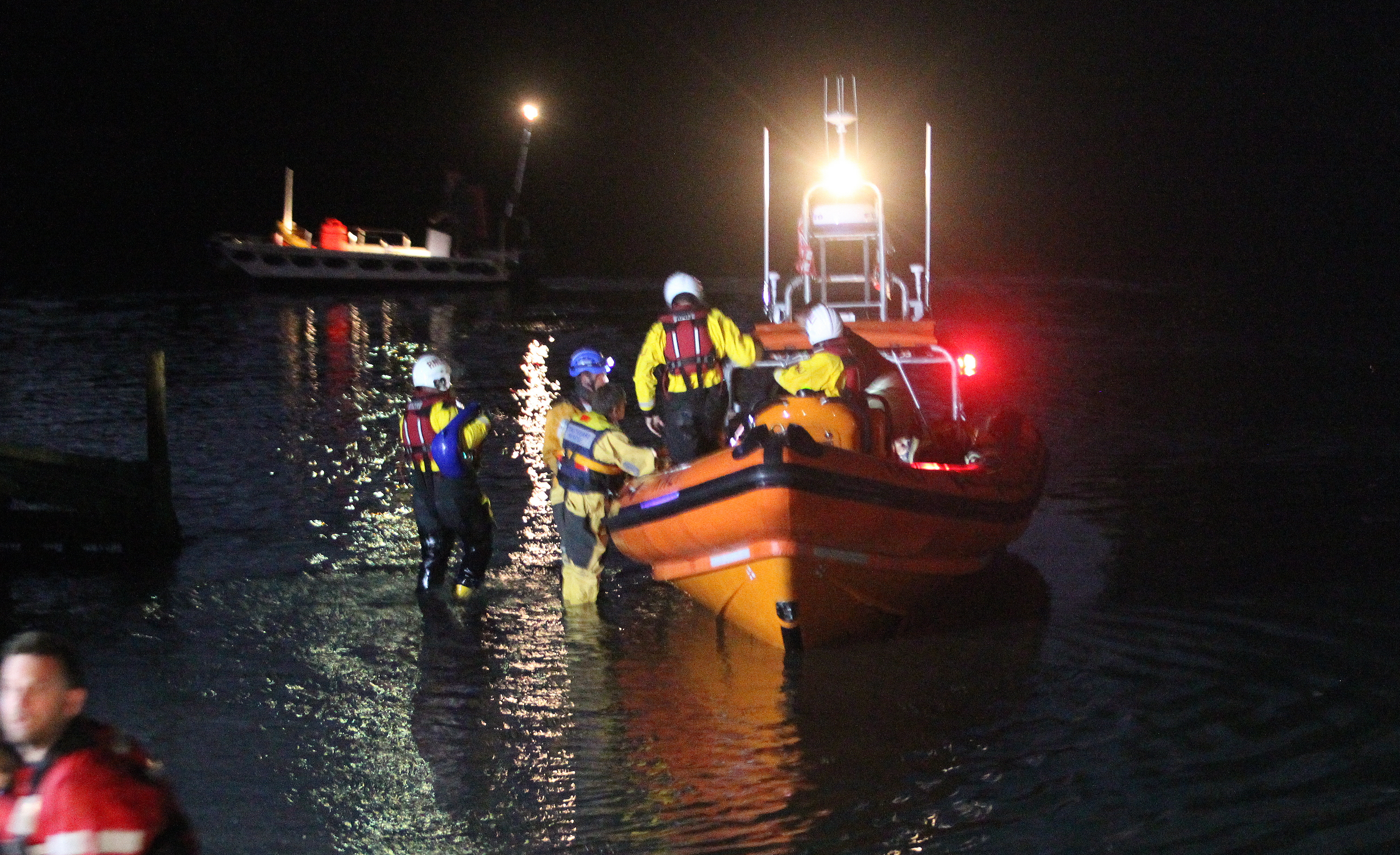 3 PEOPLE THROWN INTO THE RIVER MEDINA AS BOAT CAPSIZES