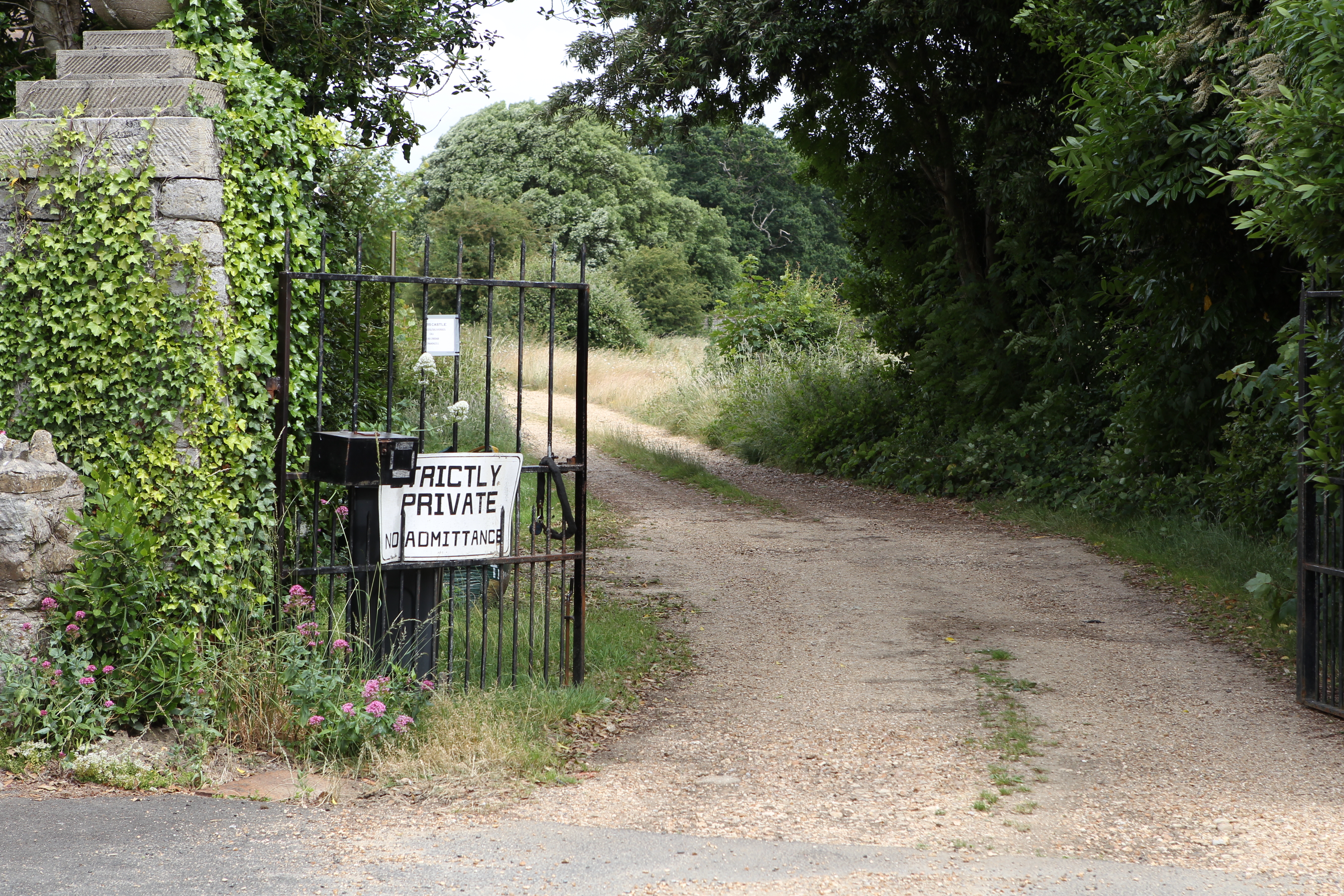 3 ARRESTED ON SUSPICION OF BURGLARY IN EAST COWES