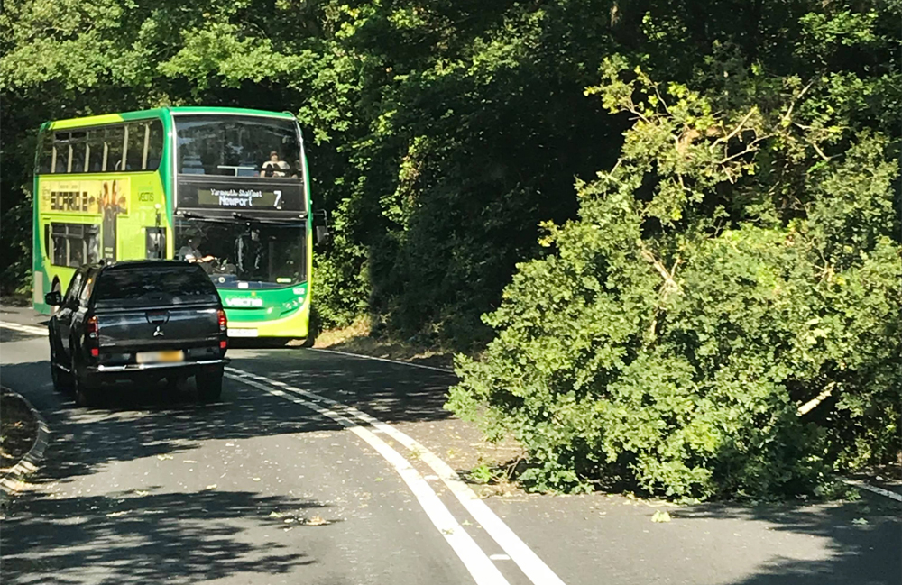 CAR LEAVES THE CARRIAGEWAY ON MAIN NEWPORT TO SHALFLEET ROAD