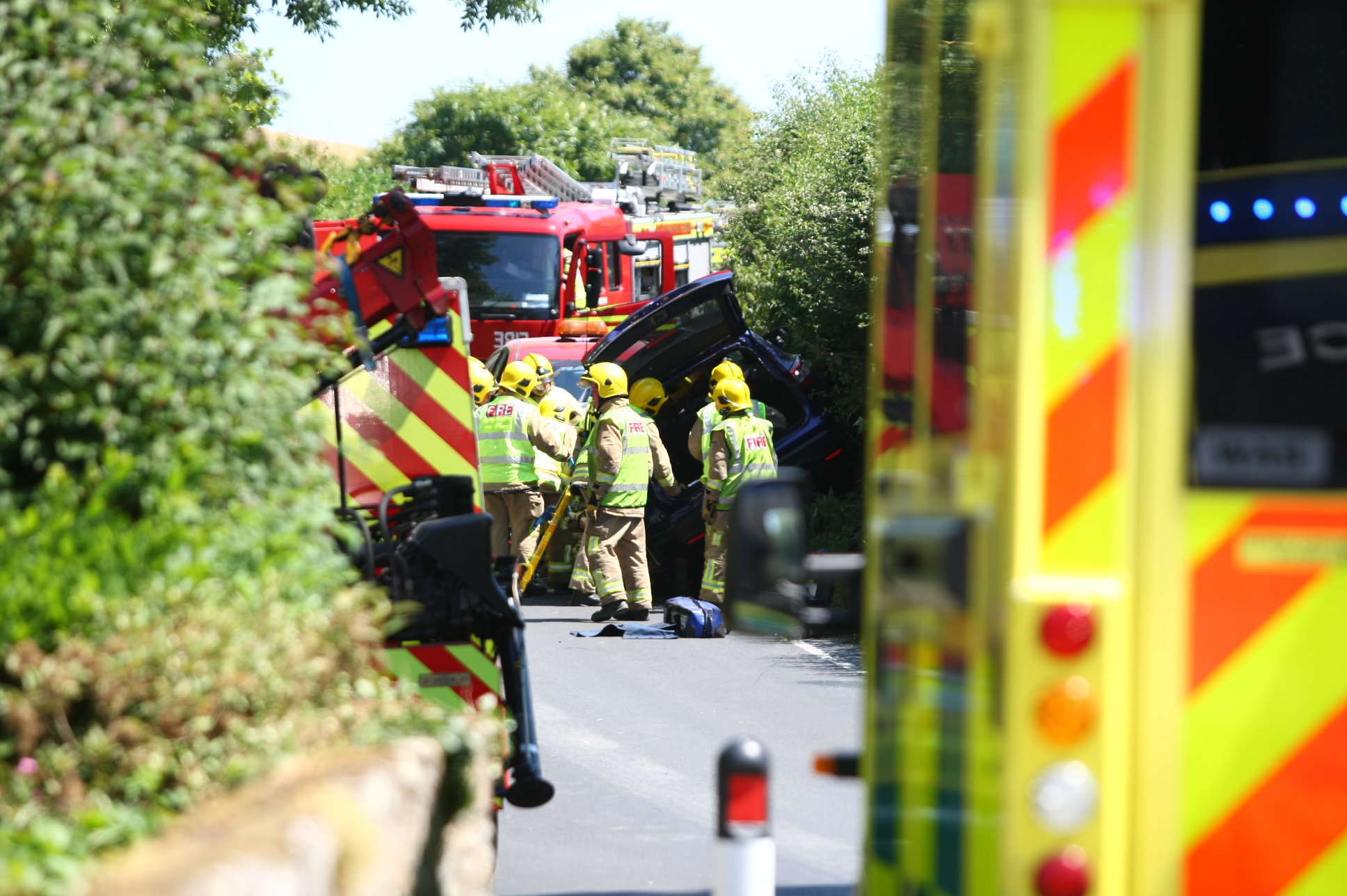 SERIOUS CRASH CLOSES WHITWELL ROAD