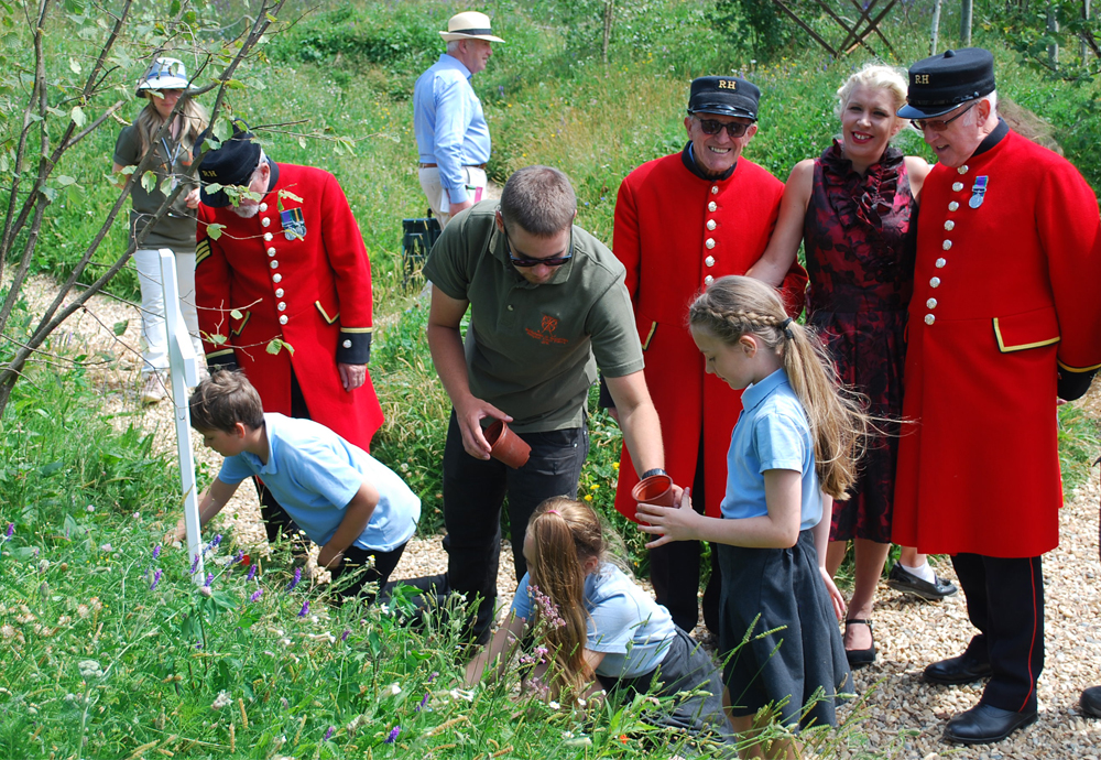 SANDOWN PUPILS HONOUR THE FALLEN AT HAMPTON COURT WITH CHELSEA PENSIONERS