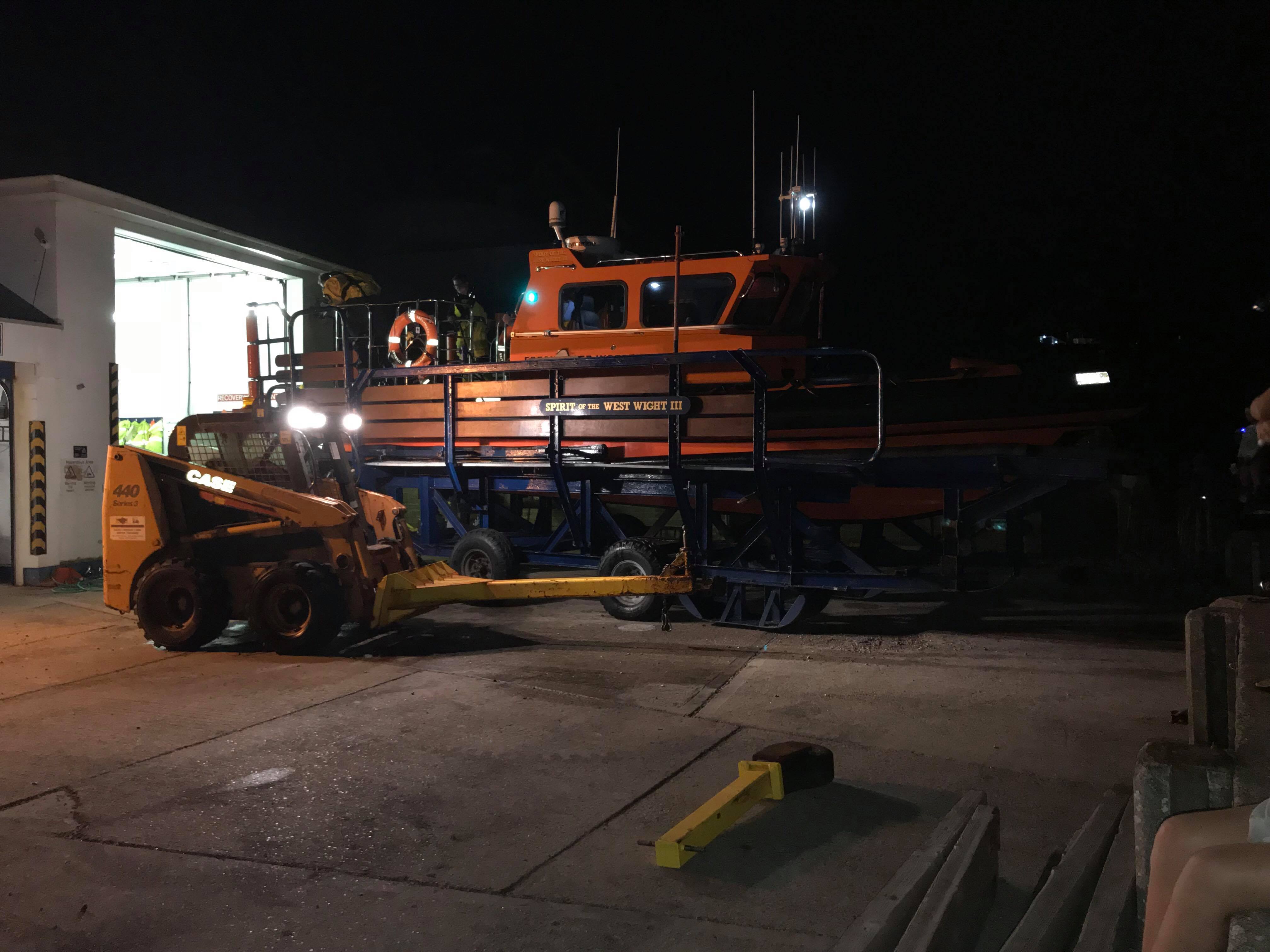 FRESHWATER LIFEBOAT LAUNCHES TO BROKEN DOWN YACHT