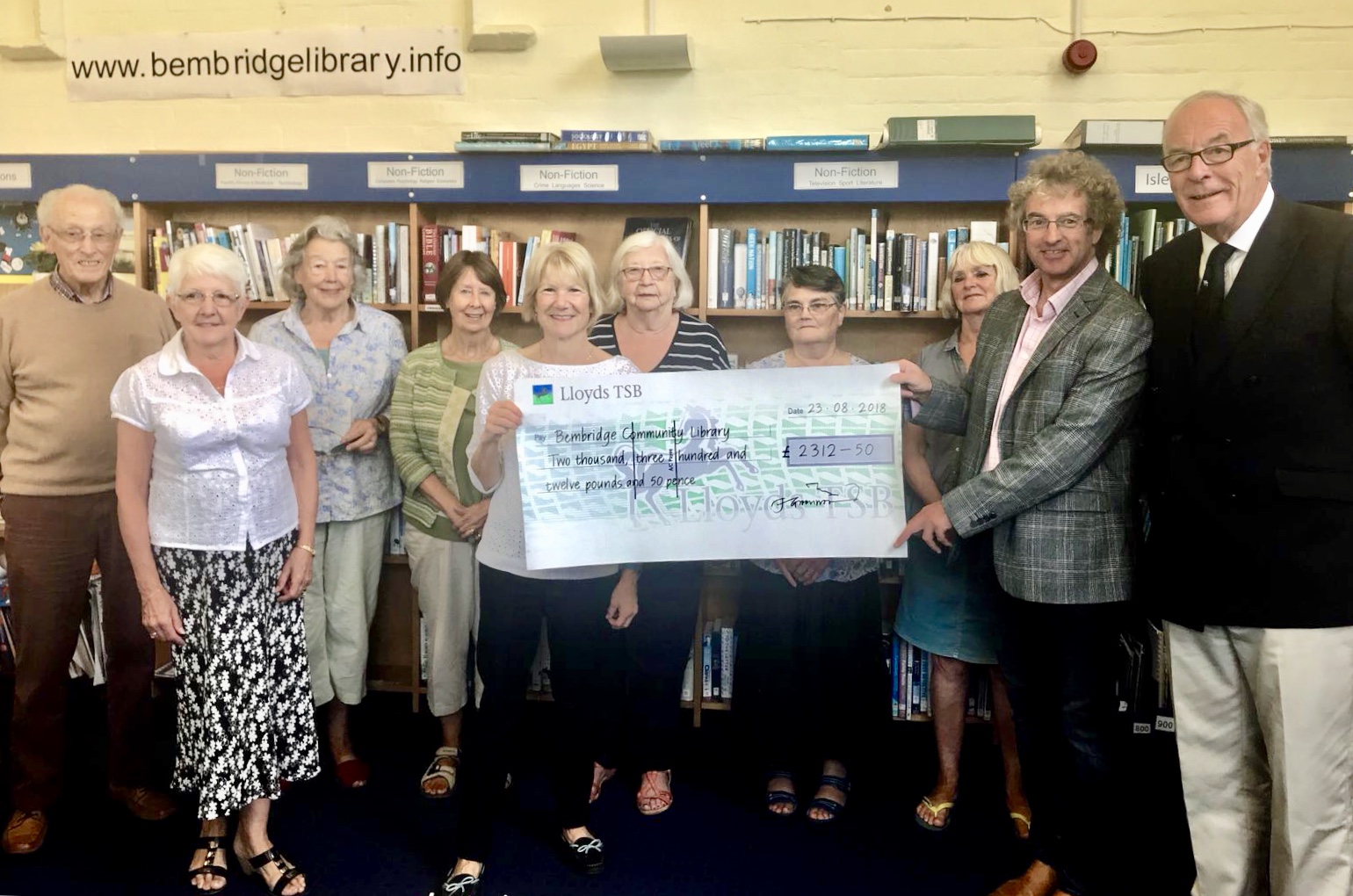 BEMBRIDGE SAILING CLUB RAISES £2,300 FOR VILLAGE’S COMMUNITY LIBRARY