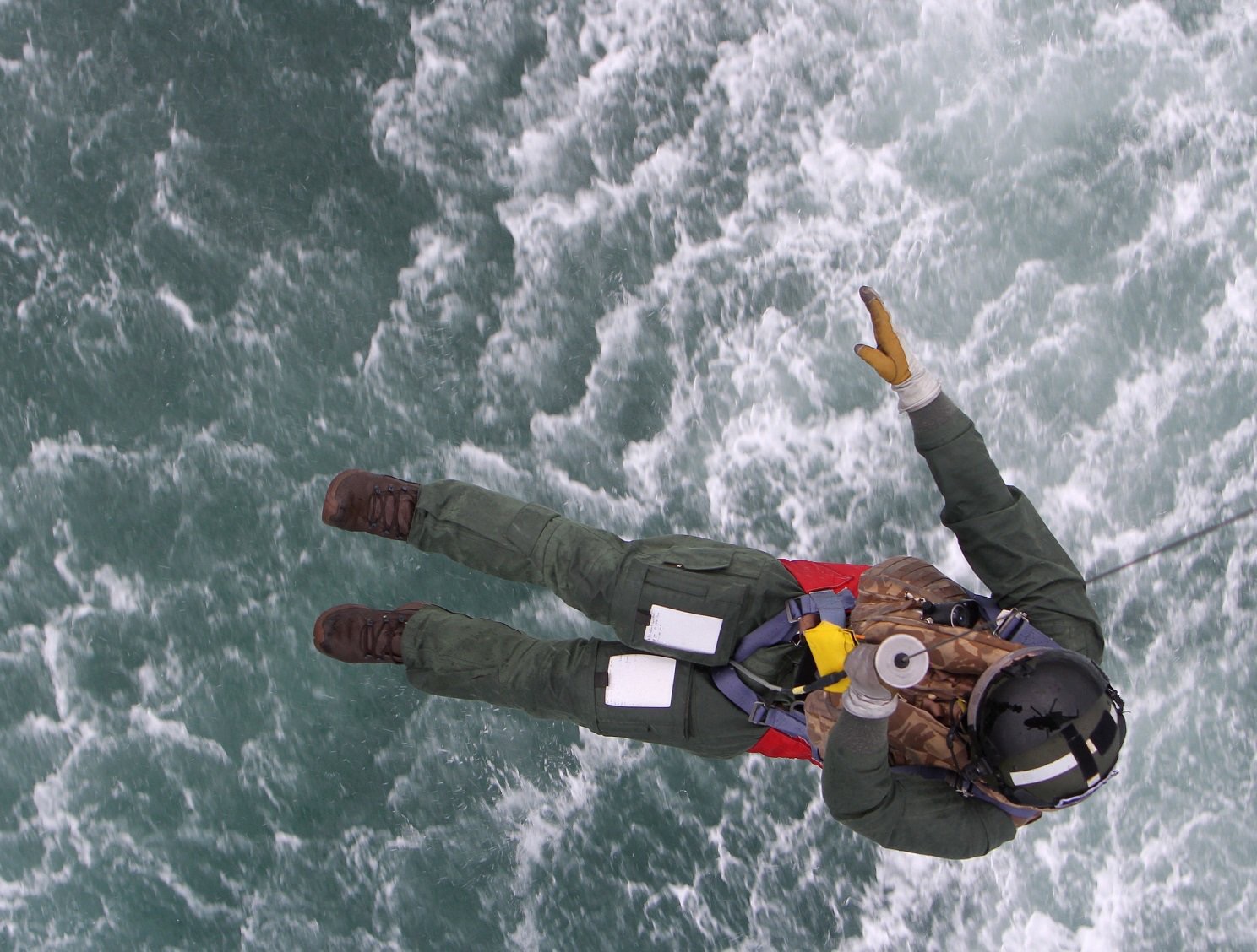 NAVY HELICOPTER TRAINS WITH BEMBRIDGE LIFEBOAT