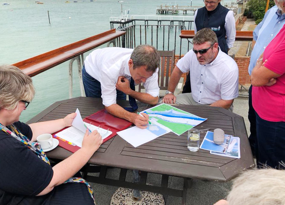BOB SEELY DISCUSSES MARINE CONSERVATION ZONES WITH MINISTER DURING VISIT