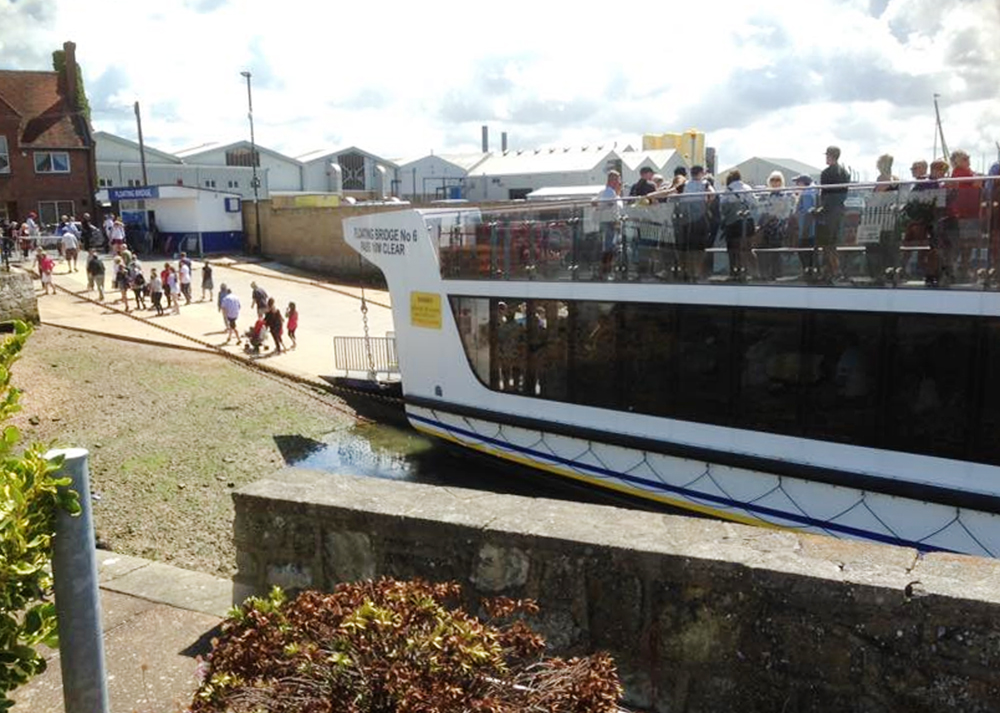 CARS FORCED TO REVERSE OFF COWES FLOATING BRIDGE AS IT RUNS AGROUND