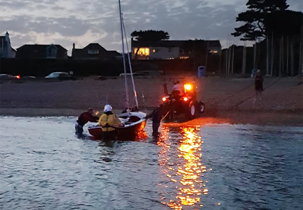 2 MEN IN A DINGHY RESCUED BY RYDE’S INDEPENDENT LIFEBOAT
