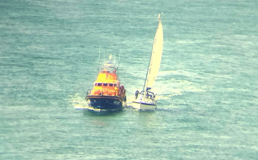YACHT TAKING ON WATER TOWED TO SAFETY