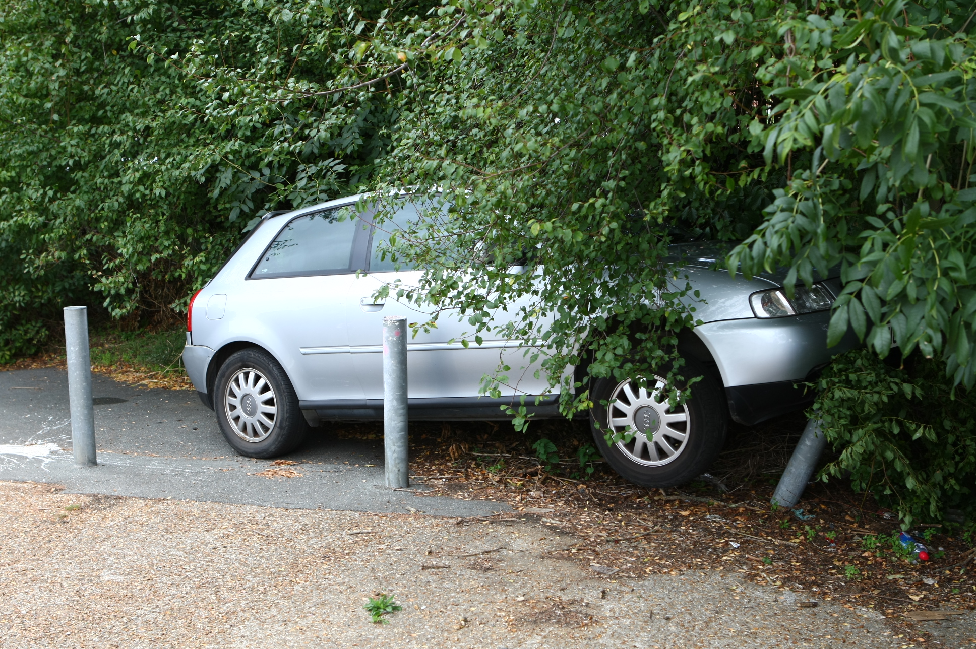 3 DETAINED AFTER AUDI CRASHES INTO BOLLARDS DURING POLICE PURSUIT