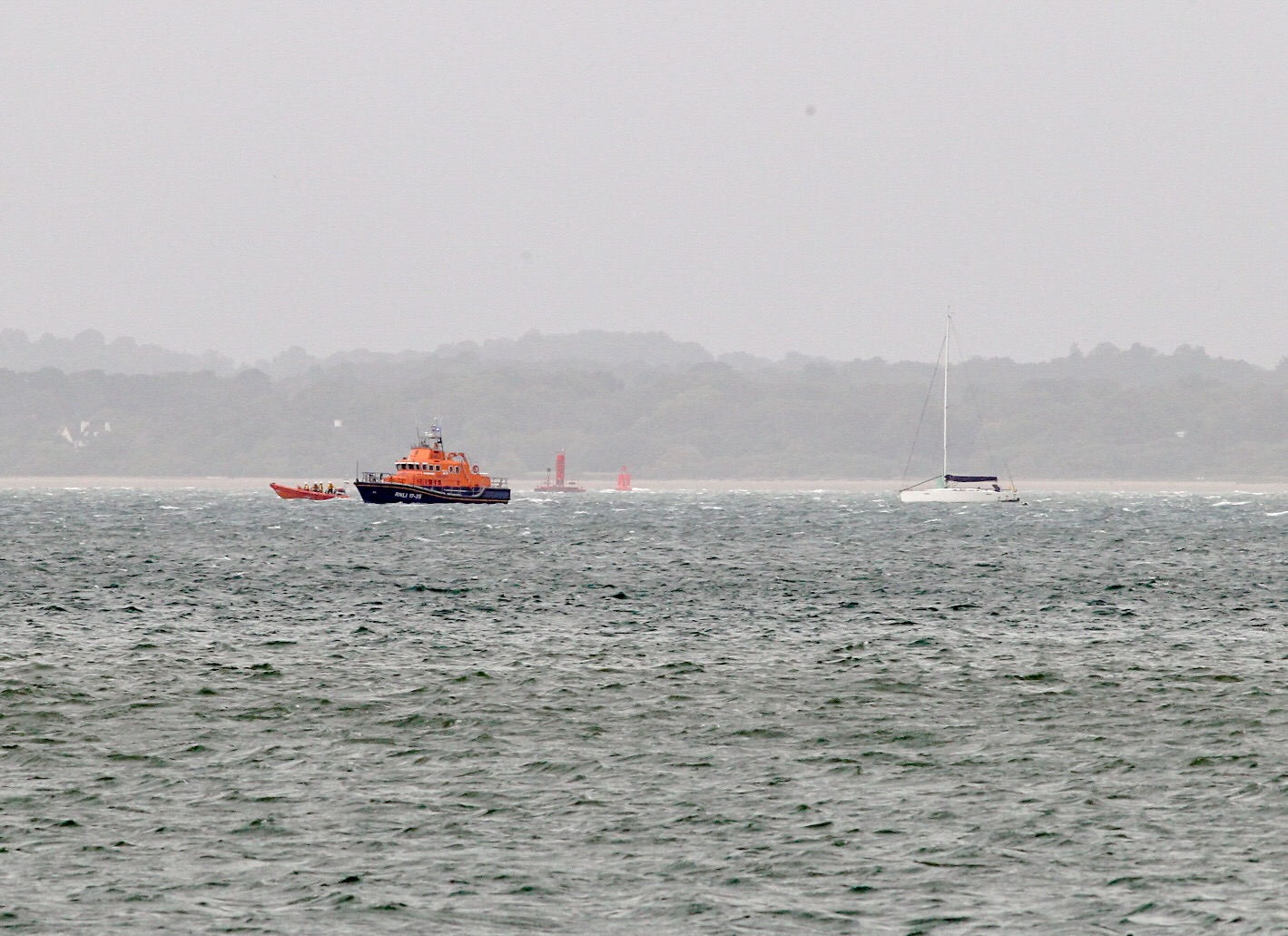 COWES AND YARMOUTH LIFEBOATS ASSIST YACHT ON BRAMBLE BANK