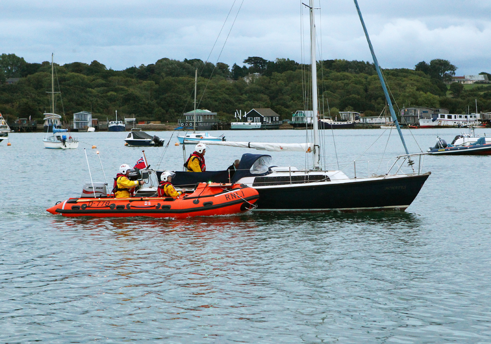 YACHT AGROUND AT BEMBRIDGE HARBOUR AIDED BY INSHORE LIFEBOAT