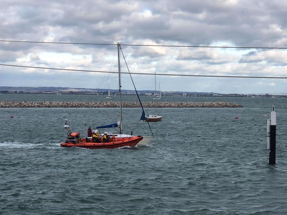 YACHT ENTANGLED IN A MARKER BUOY ASSISTED BY COWES RNLI