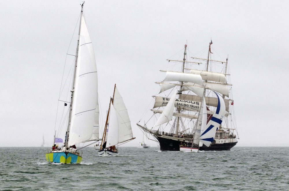 SMALL SHIPS RACE DESPITE THICK FOG AND GALE-FORCE WINDS OFF COWES