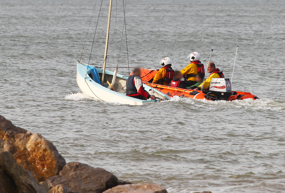 BEMBRIDGE LIFEBOAT RESPONDS TO CAPSIZED DINGHY OFF SEAVIEW