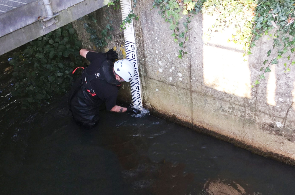 ENVIRONMENT AGENCY CLEAN WEIR TO ENSURE ACCURATE FLOW DATA