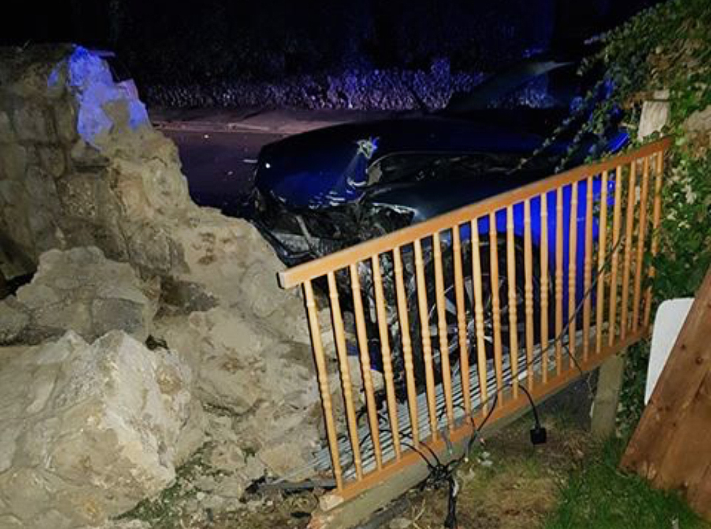 CAR CRASHES INTO WALL IN COWES