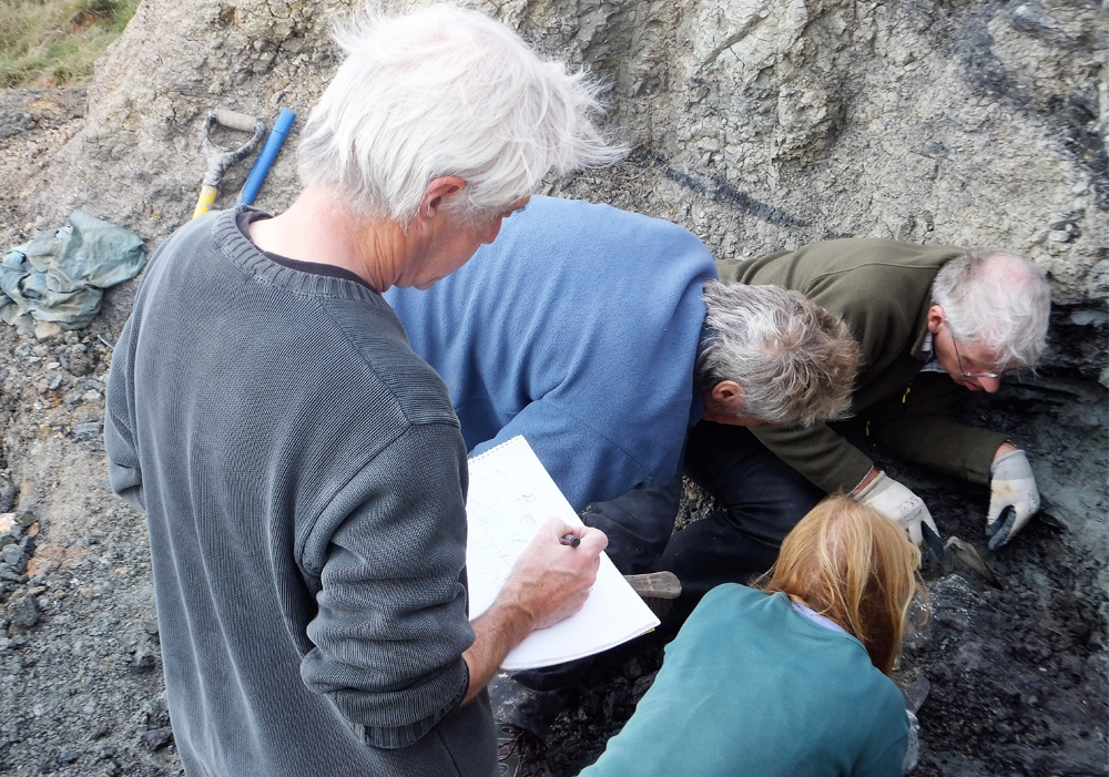 ISLAND’S DINOSAUR HUNTER GETS NATIONAL AWARD