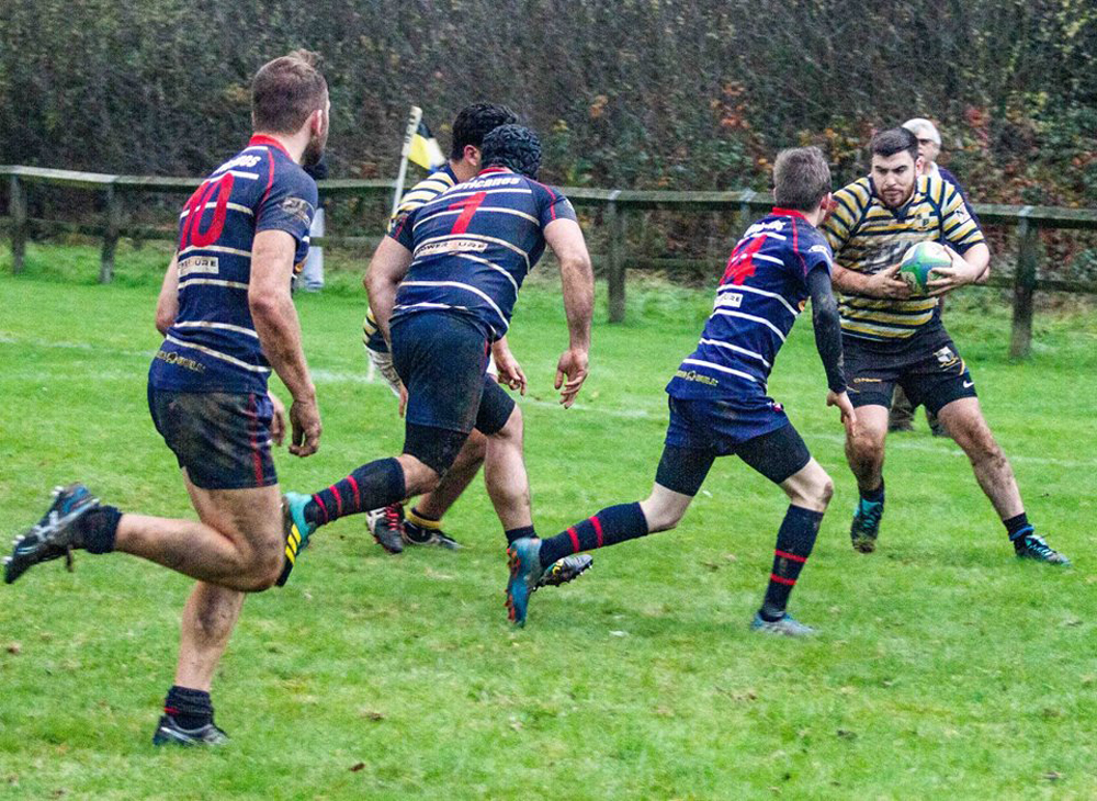 SANDOWN & SHANKLIN WIN ON THE ROAD WITH 14 MEN