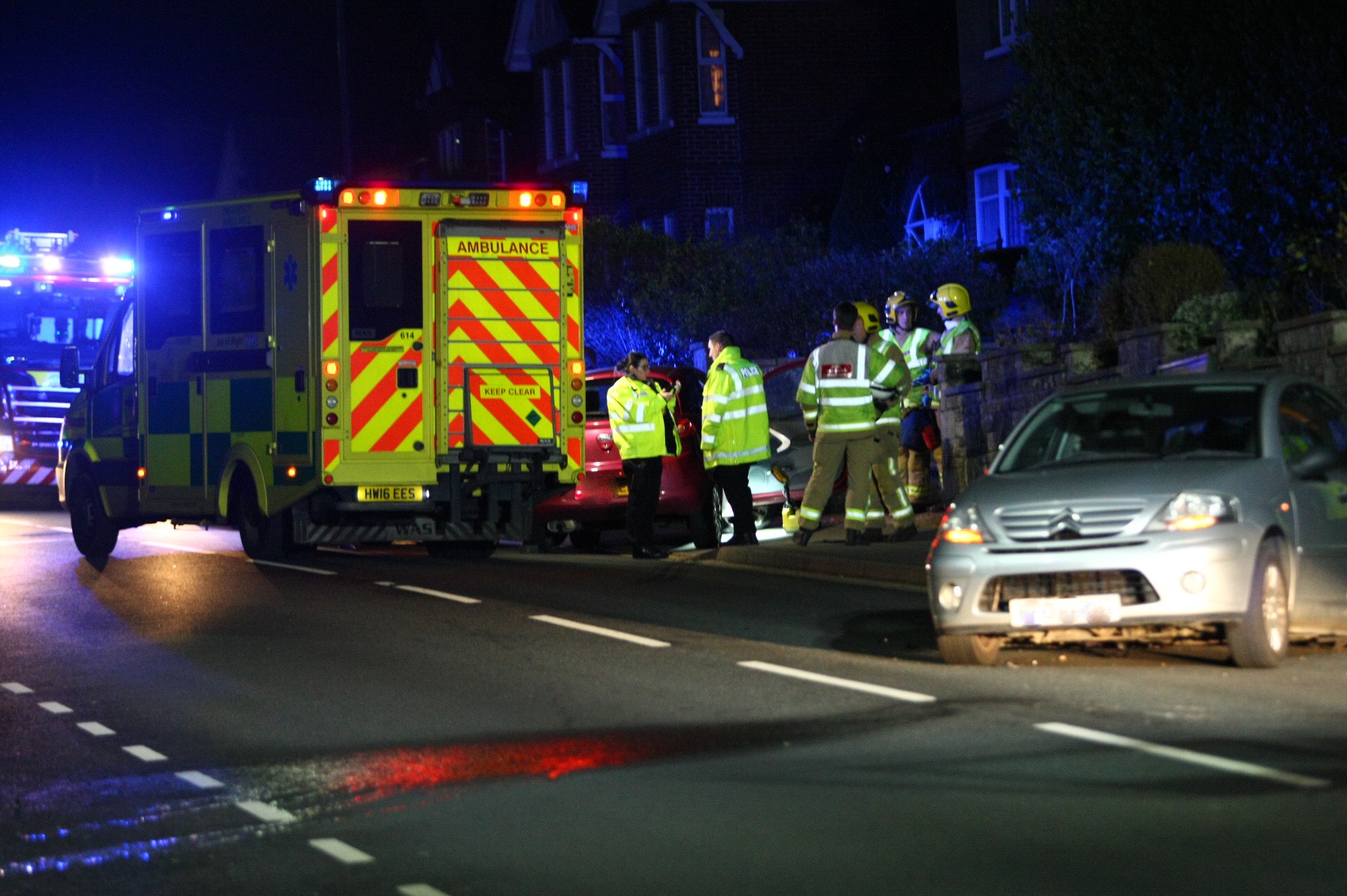 EMERGENCY SERVICES CALLED TO RUSH HOUR CRASH AT WOOTTON