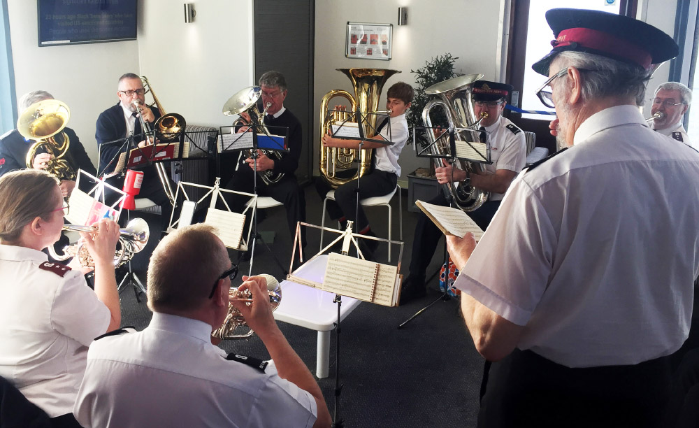 SALVATION ARMY BAND DELIGHT WIGHTLINK’S CHRISTMAS CUSTOMERS
