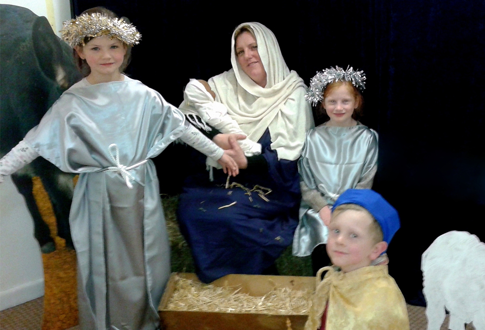 FAMILIES ‘GET IN THE PICTURE’ BY DRESSING UP IN NATIVITY SCENE