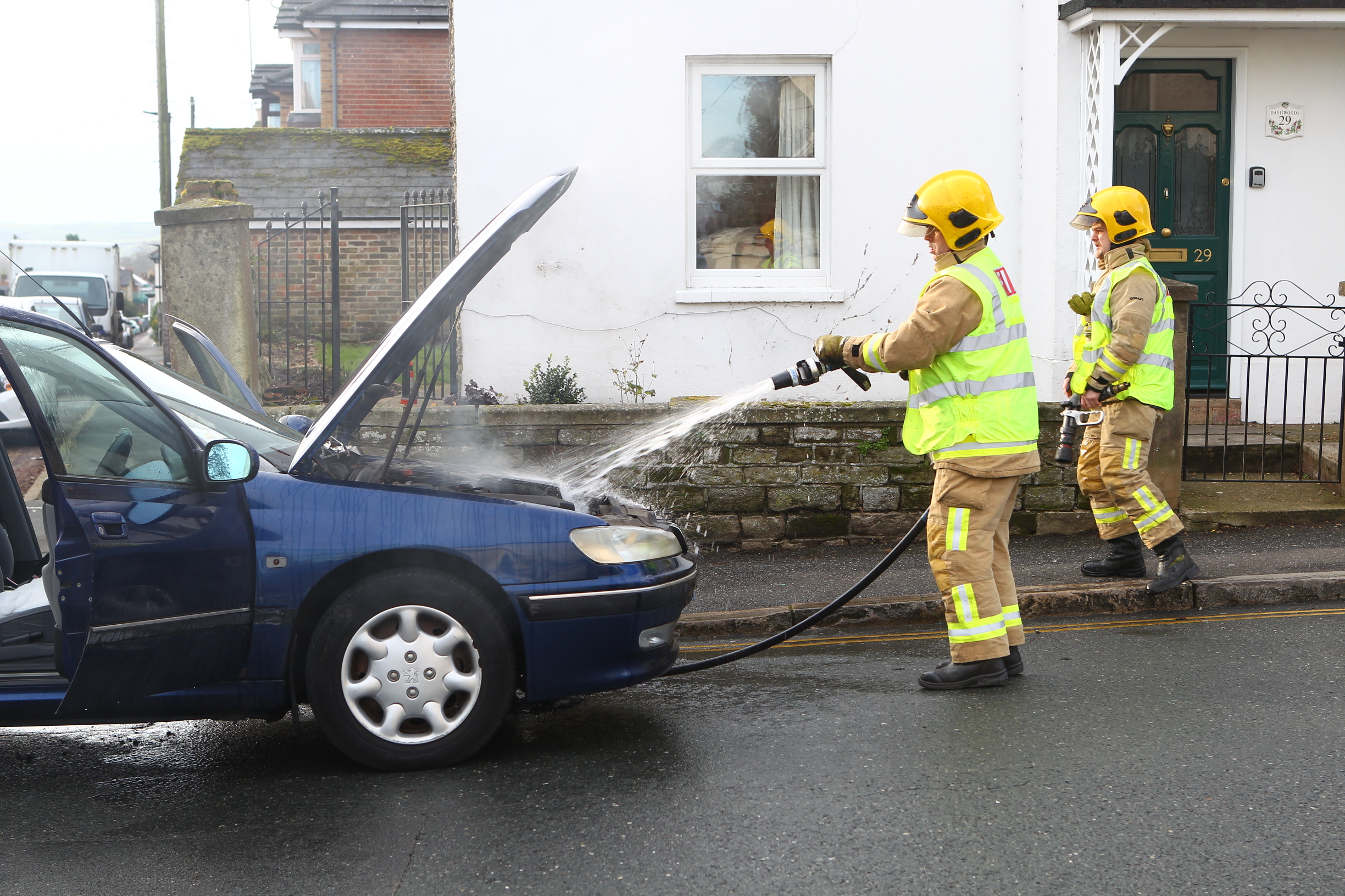 FIRE SERVICE RESPOND TO CAR FIRE IN RYDE