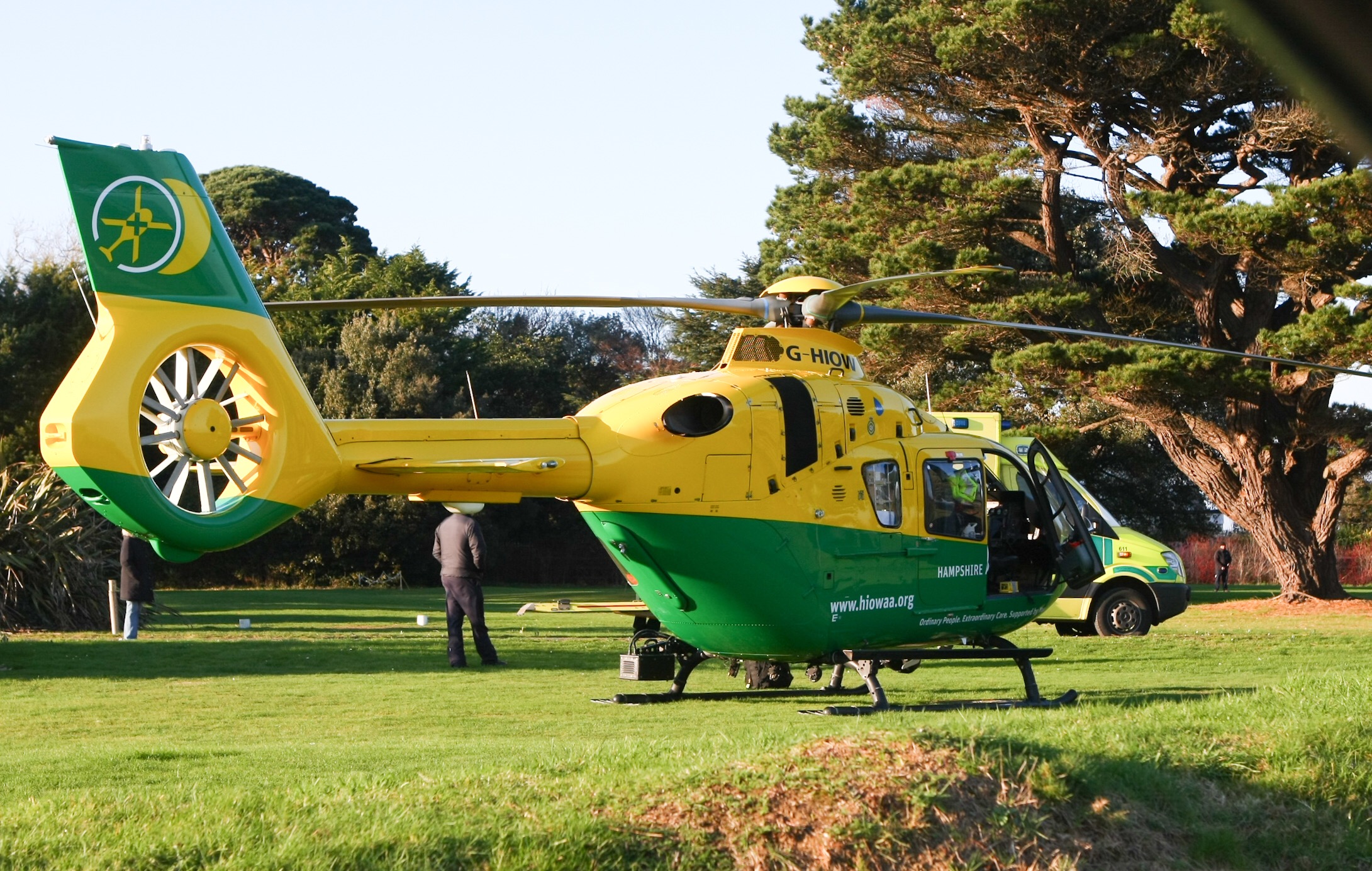 AIR AMBULANCE TEAM DASH TO BEMBRIDGE