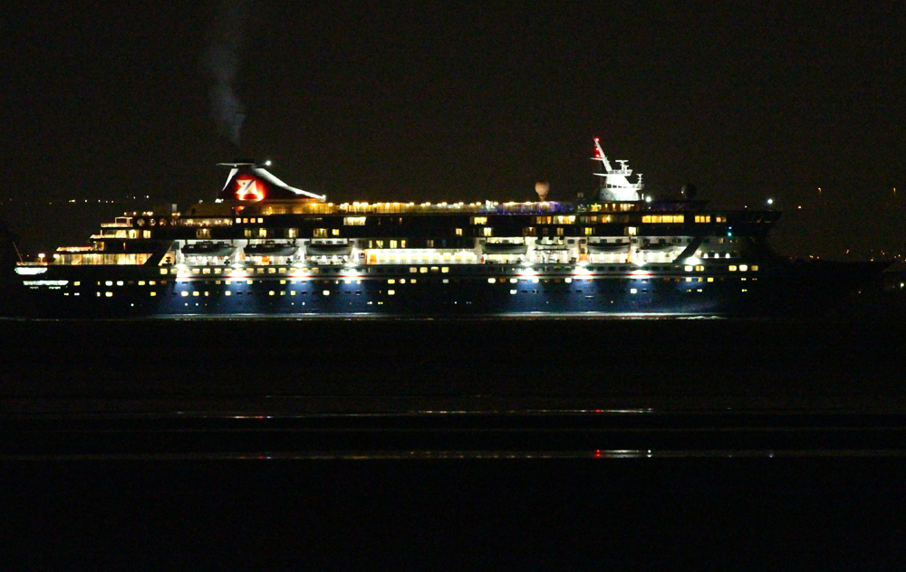BEMBRIDGE LIFEBOAT EVACUATE UNWELL PASSENGER FROM CRUISE SHIP