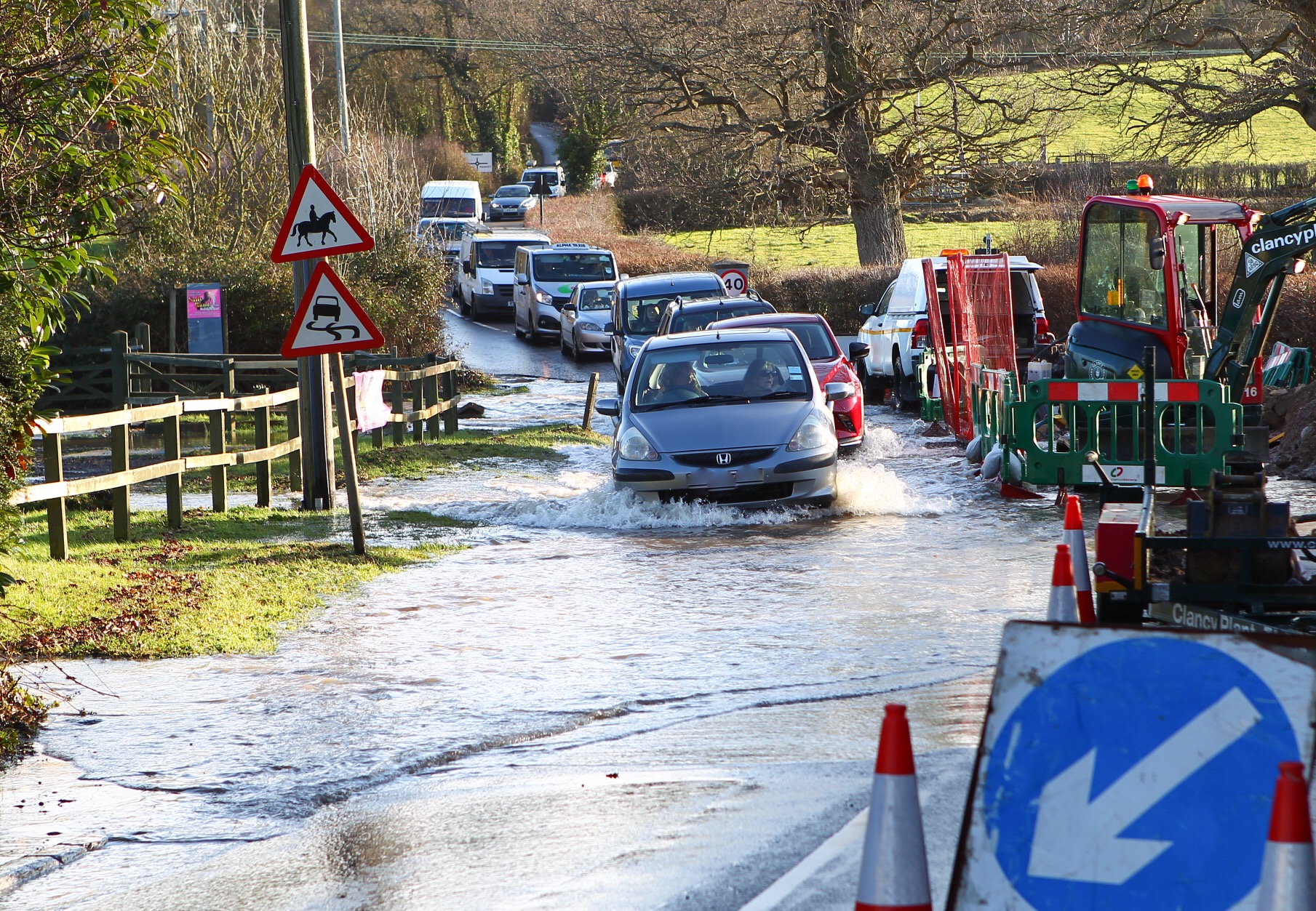ROAD FLOODED AND HOMES WITHOUT WATER AFTER MAINS BURST IN RYDE