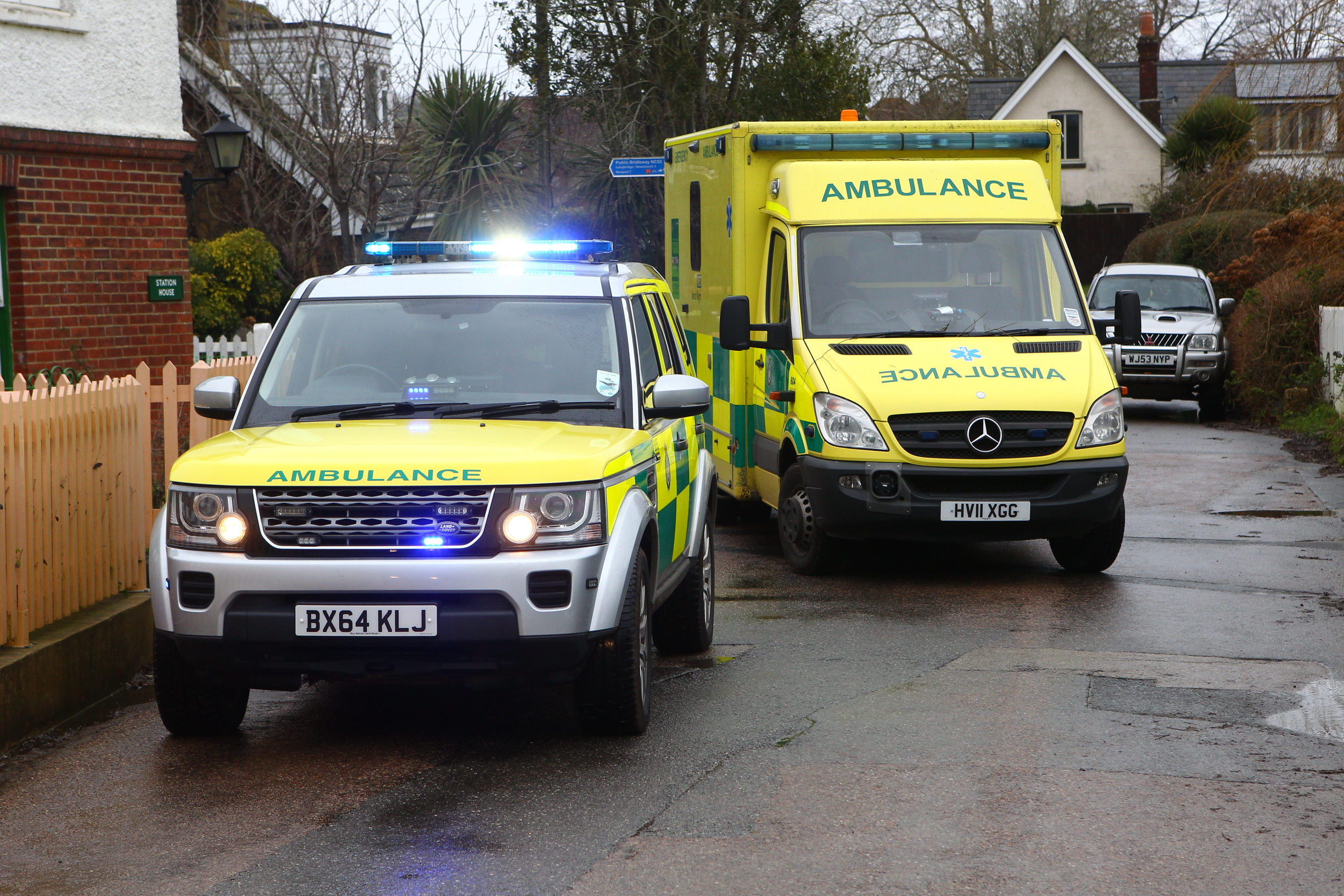 COASTGUARD HELICOPTER AIRLIFTS CASUALTY FROM ALVERSTONE