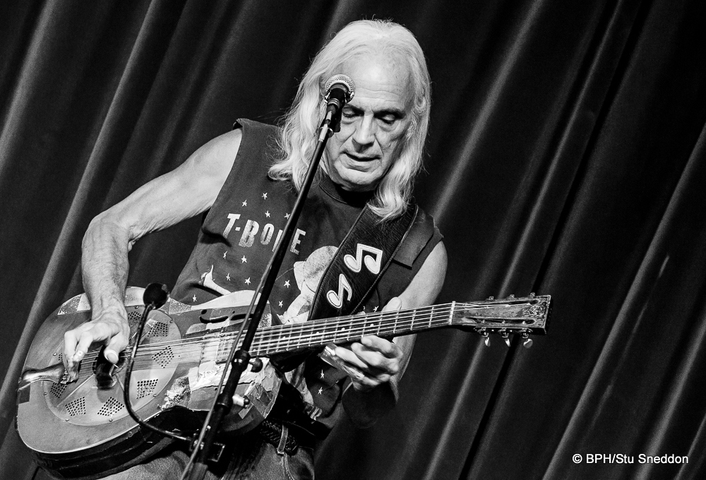 AMERICAN BLUESMAN MAKING HIS WAY TO VENTNOR