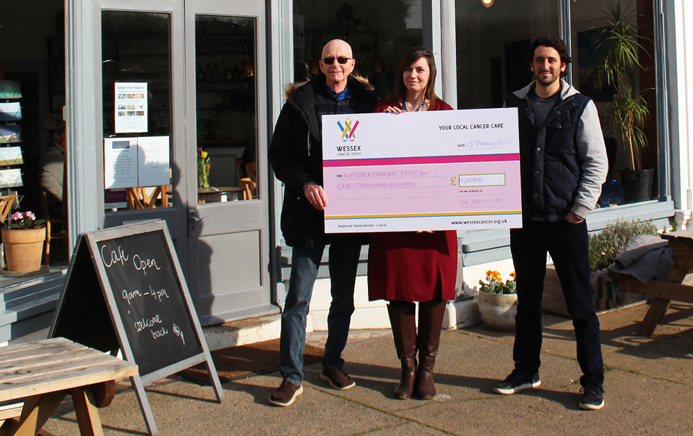 FRESHWATER’S PIANO CAFE RAISES £1,000 FOR WESSEX CANCER TRUST