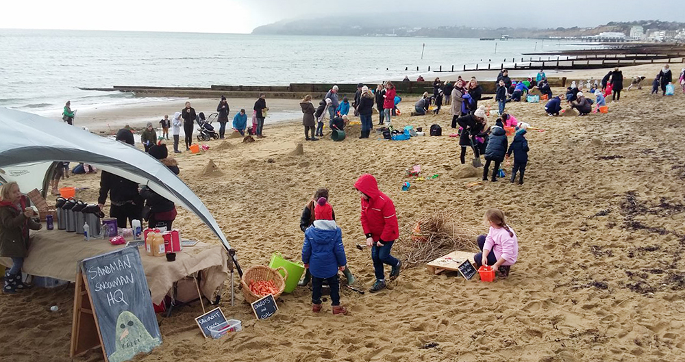 SANDMAN SNOWMAN MAKE A WINTER SPECTACLE IN SANDOWN BAY