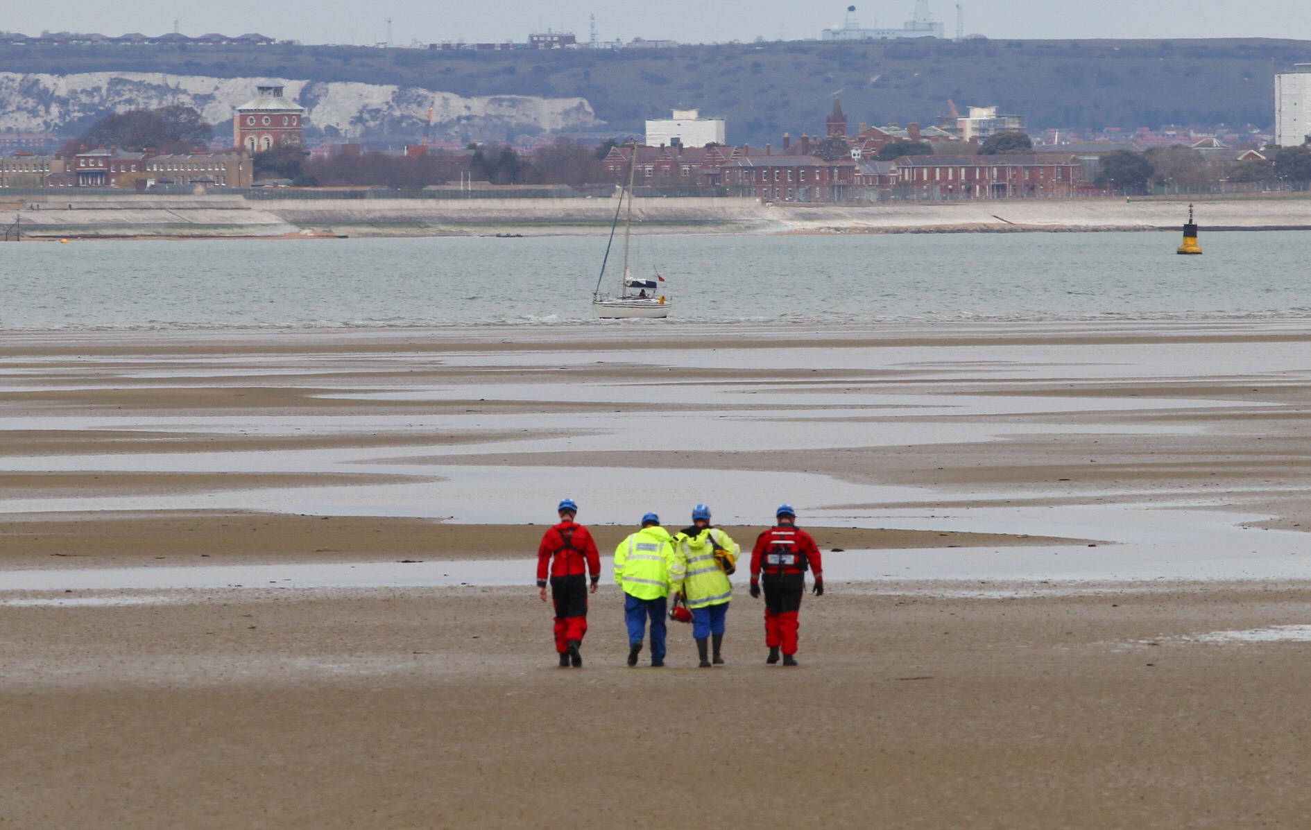 YACHT AGROUND ON RYDE SANDS