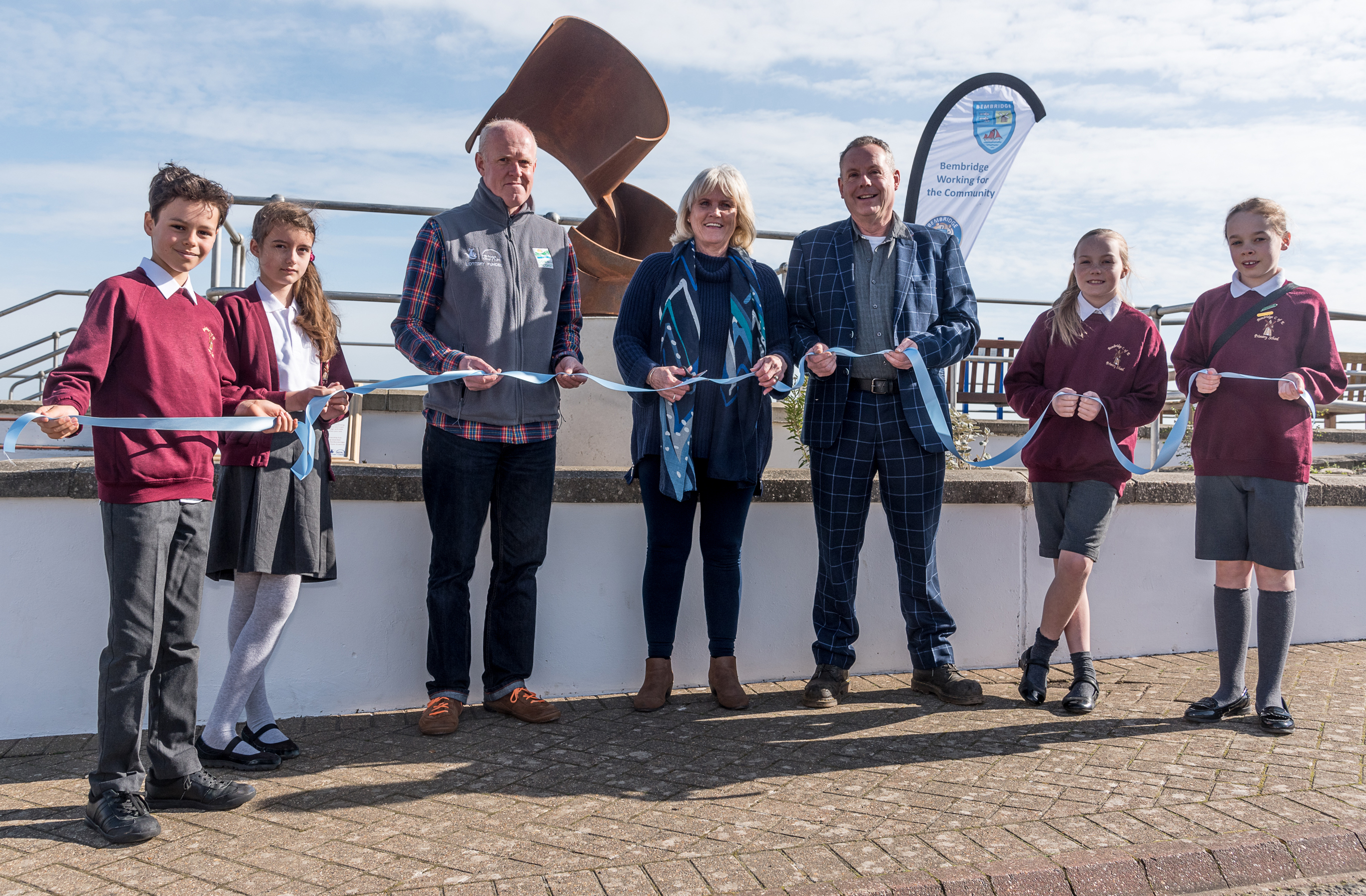 BEMBRIDGE’S WAVE SCULPTURE OFFICIALLY UNVEILED AT LANE END