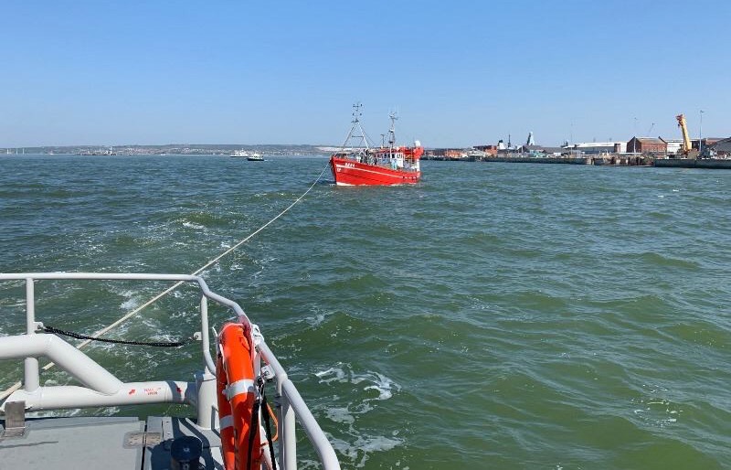 FISHING TRAWLER TOWED TO SAFETY BY BEMBRIDGE LIFEBOAT