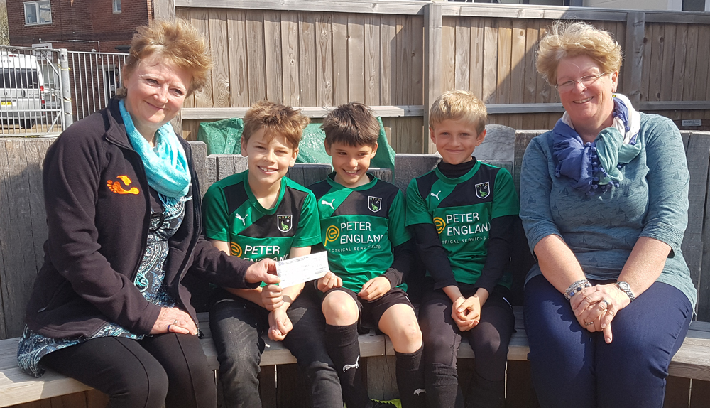 GURNARD LIONS DONATE TO LOCAL CHARITY FOLLOWING SPONSORED LITTER PICK
