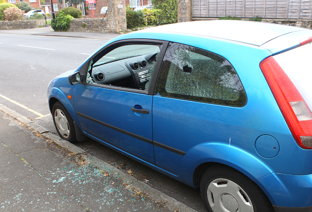 INVESTIGATION LAUNCHED AFTER CAR WINDOWS SMASHED AND ITEMS STOLEN IN RYDE